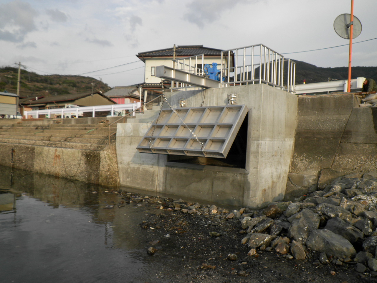 熊本県天草市役所<br />
平成25年度天草港（魚貫港区）物揚場改良工事<br />
巻上式フラップゲート2800×1500